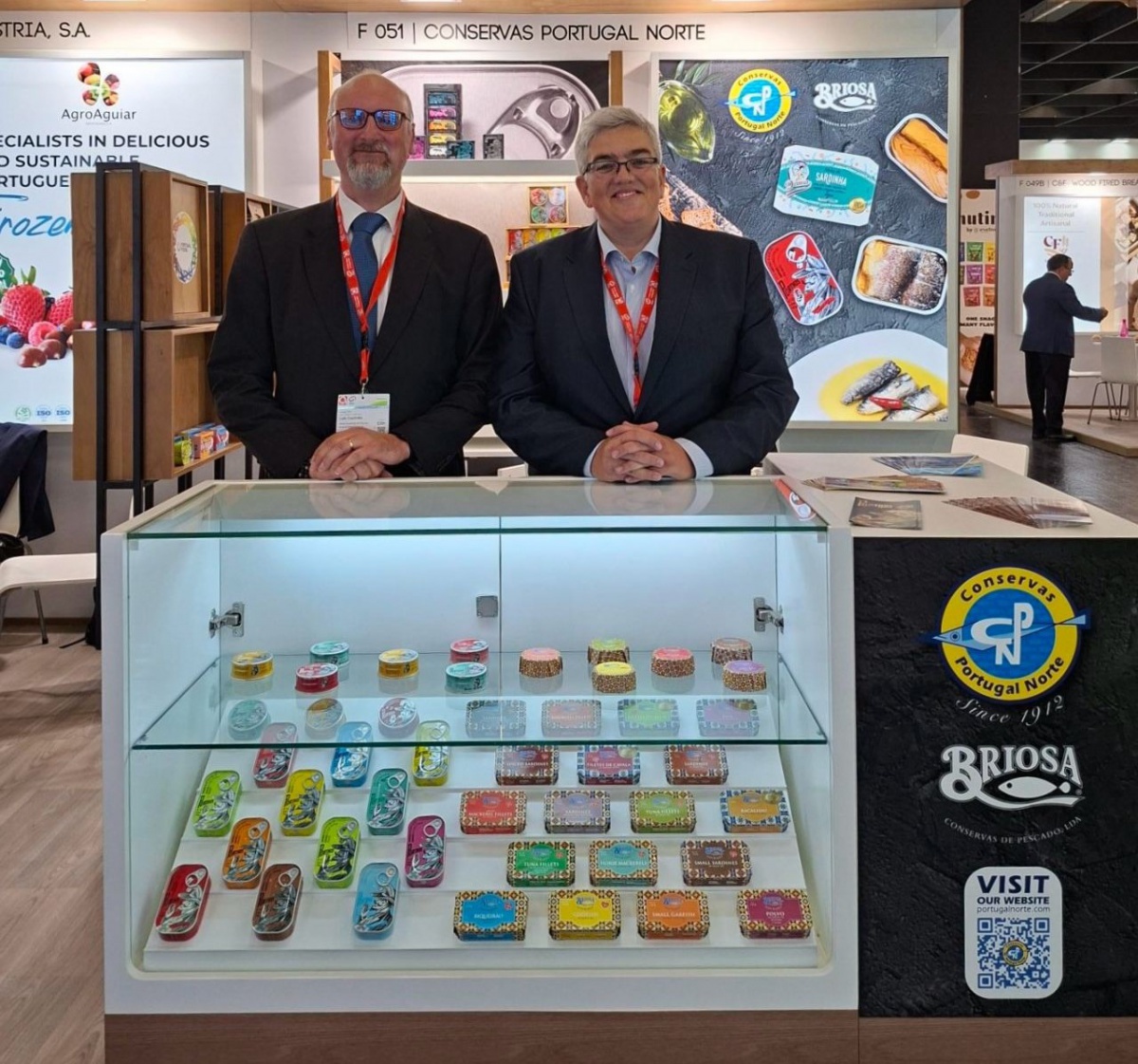 Stand da Conservas Portugal Norte na ANUGA 2025 em Colónia, apresentando conservas de peixe portuguesas das marcas Porthos, Briosa Gourmet e Dama Brand