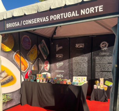 Stand da Conservas Portugal Norte na ANUGA 2025 em Colónia, apresentando conservas de peixe portuguesas das marcas Porthos, Briosa Gourmet e Dama Brand